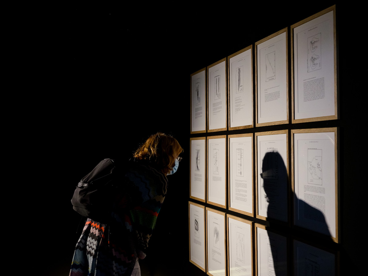 L'œuvre d'art aux multiples facettes qu'Alzayani a réalisée examine les notions de mémoire, d'effacement, de documentation, de préservation de l'histoire et de narration. (Fourni)