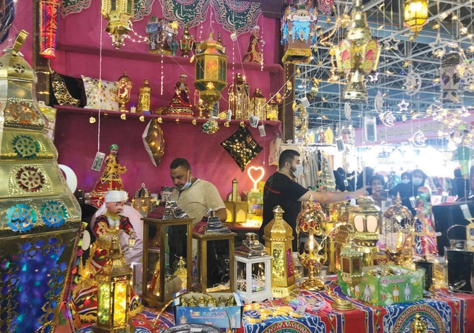 Les Saoudiens décorent leur maison à l'occasion du ramadan