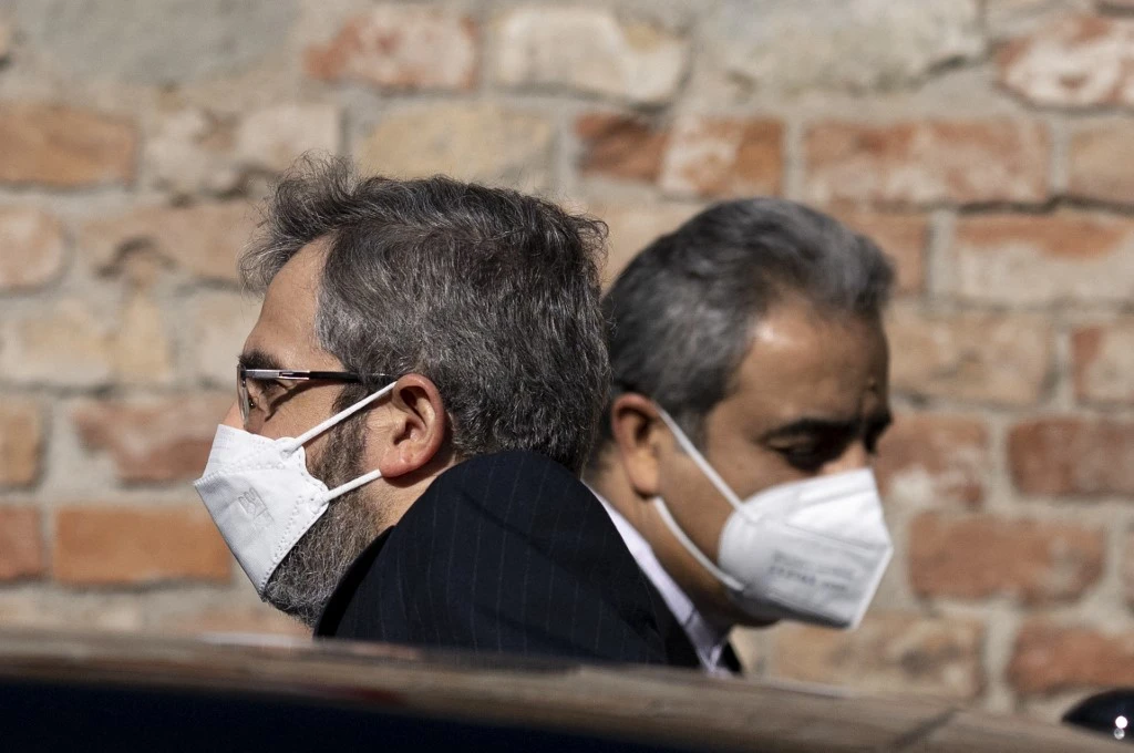 Le négociateur nucléaire en chef de l'Iran Ali Bagheri Kani (G) quitte le Palais de Coburg, le lieu du plan d'action global conjoint (JCPOA), après sa rencontre avec le secrétaire général adjoint du Service européen pour l'action extérieure (SEAE) Enrique Mora (pas sur la photo ), à Vienne le 11 mars 2022. JOE KLAMAR / AFP