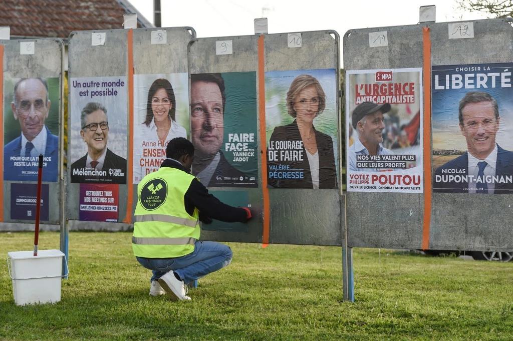 Présidentielle française: duel serré Macron - Le Pen en perspective