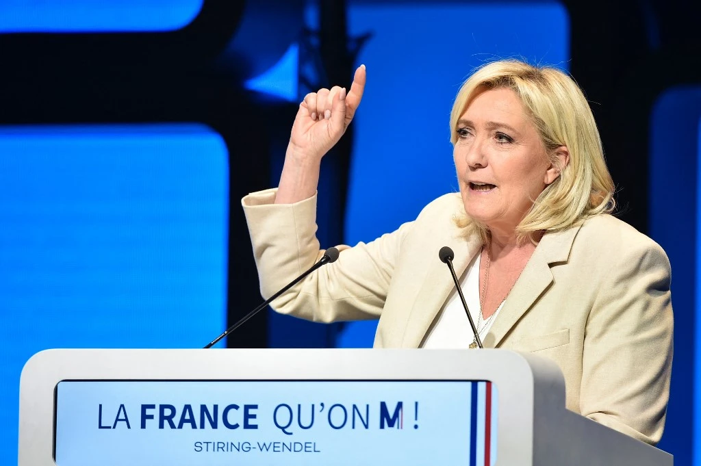 France: Marine Le Pen, l'extrême droite banalisée et plus proche que jamais du sacre