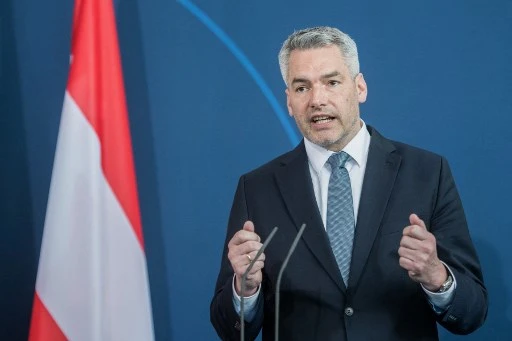 Dans cette photo d'archive prise le 31 mars 2022, le chancelier autrichien Karl Nehammer donne une conférence de presse conjointe avec la chancelière allemande à la suite de discussions bilatérales à la chancellerie de Berlin. (Stefanie Loos/Pool/AFP)