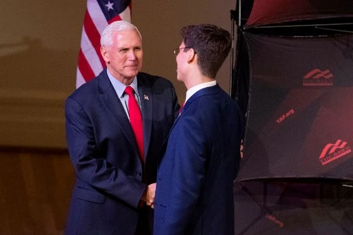 L'ancien vice-président américain Mike Pence (à gauche) est accueilli par les jeunes Américains pour la liberté (YAF) à la chaire de l'Université de Virginie, Nick Cabrera, lors d'une conférence sur le campus organisée par le groupe à l'Université de Virginie à Charlottesville, Virginie, le 12 avril 2022. (Ryan M. Kelly/AFP)