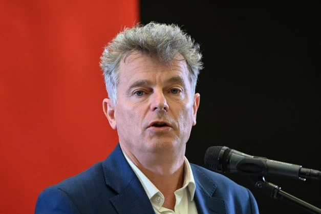 Législatives: Roussel appelle les responsables de gauche à se retrouver lundi