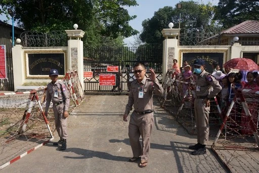 Les responsables de la prison montent la garde alors qu'ils se préparent à la libération des prisonniers, devant la prison d'Insein à Yangon le 17 avril 2022. (RST / AFP)