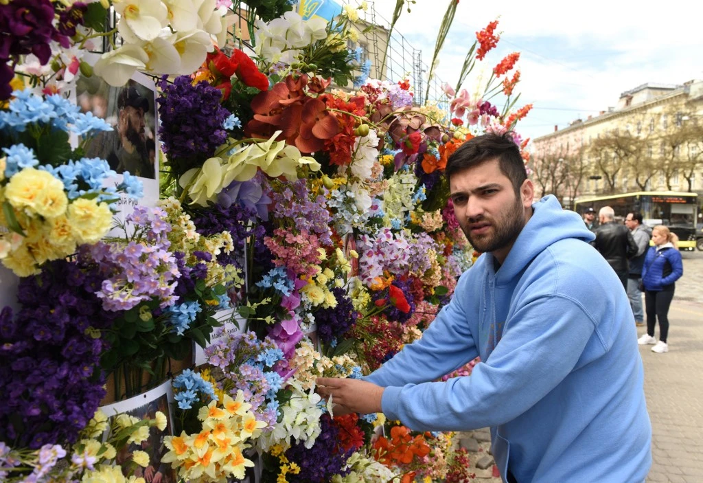 À Lviv, un mur de fleurs en hommage aux Ukrainiens tués