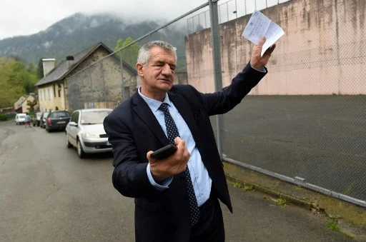 Jean Lassalle, candidat malheureux à l'élection présidentielle, "demande pardon" aux habitants de sa commune de Lourdios-Ichère, dont les suffrages ont été annulés par la Conseil Constitutionnel parce qu'il y a mis en scène publiquement son abstention au 2e tour dans un bureau de vote (AFP)