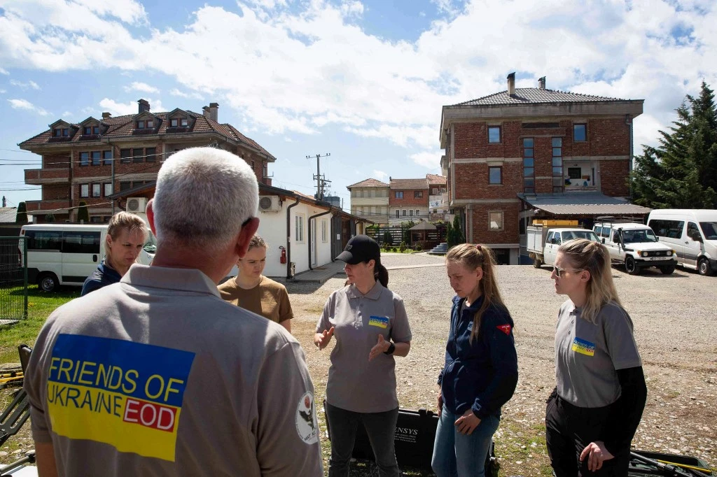 Au Kosovo, des Ukrainiennes apprennent à désamorcer les «tueurs aveugles»