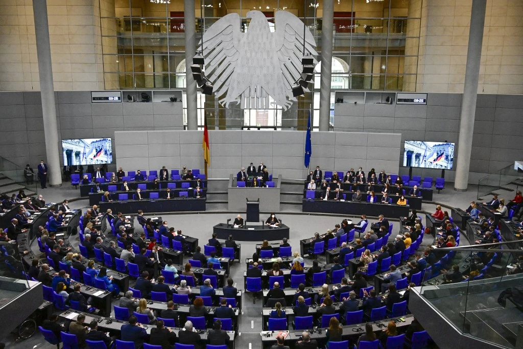 Le Parlement allemand demande au gouvernement d'accélérer la livraison d'armes lourdes à l'Ukraine