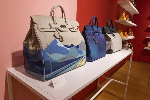Des sacs à main Hermes Luxury estimés entre 20 000 et 26 000 dollars exposés lors d'un aperçu presse avant la vente aux enchères Christie's Luxury Week, à New York, le 3 décembre 2021. (Kena Betancur / AFP)