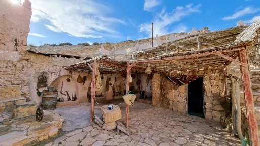 Vue d'une cour extérieure d'un «damous», une habitation creusée dans les montagnes arides de Nafusa en Libye, dans la ville de Gharyan, à environ 100 km au sud-ouest de la capitale, le 5 février 2022. (Mahmoud Turkia/AFP)