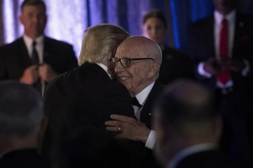 Le président américain Donald Trump (à gauche) et Rupert Murdoch se congratulent chaleureusement lors d'un dîner pour commémorer le 75e anniversaire de la bataille de la mer de Corail le 4 mai 2017 à New York, New York. (Brendan Smialowski/AFP)