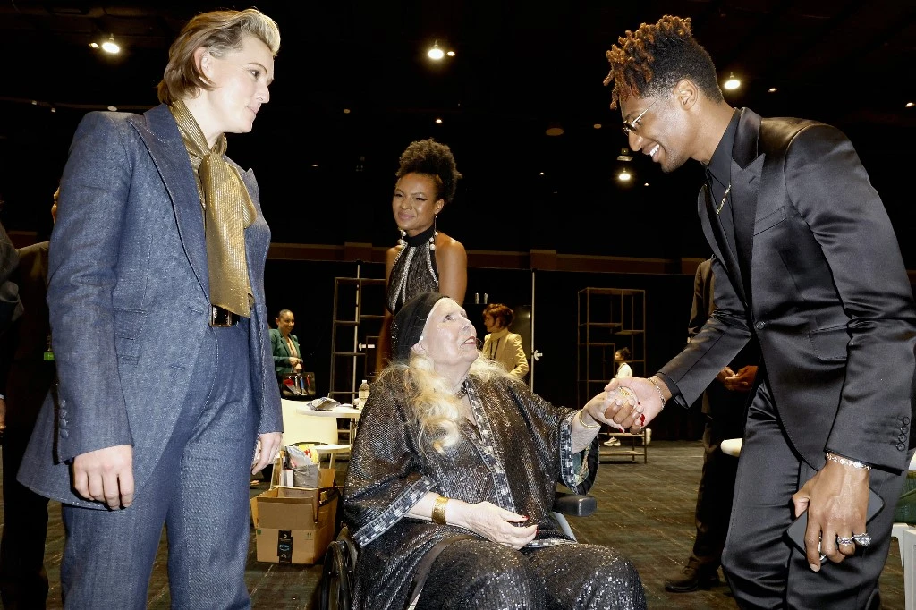 Une galaxie de stars scintille à Las Vegas pour les 64e Grammy Awards