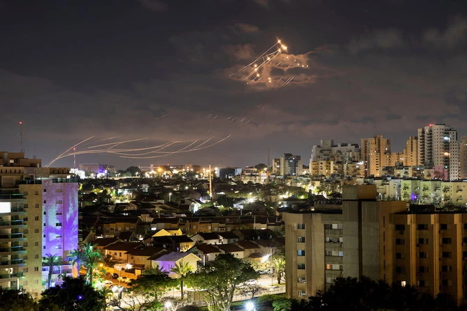 Salve de roquettes vers Israël, frappes aériennes sur Gaza