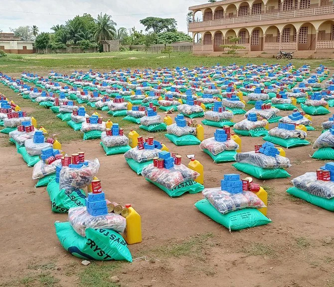 Les paniers alimentaires du ramadan ont été distribués à des personnes dans le besoin dans 34 pays du monde. (SPA)