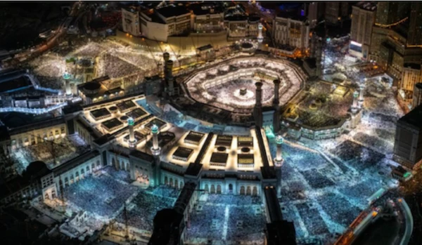 Des fidèles prient à la Grande Mosquée de La Mecque lors de la 27e nuit du ramadan. (@ReasahAlharmain)