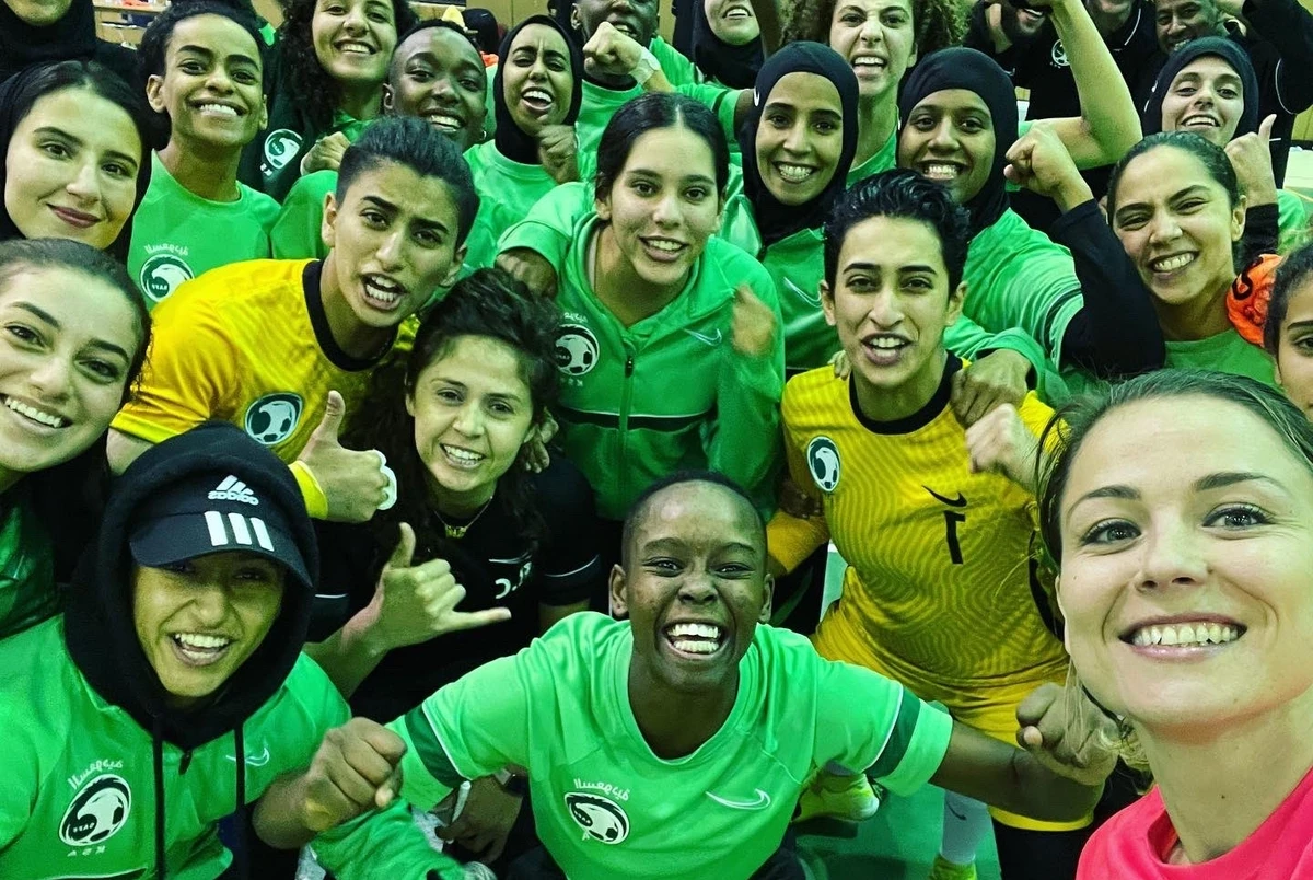 Football : Laure Boulleau participe à une rencontre avec la première sélection féminine saoudienne