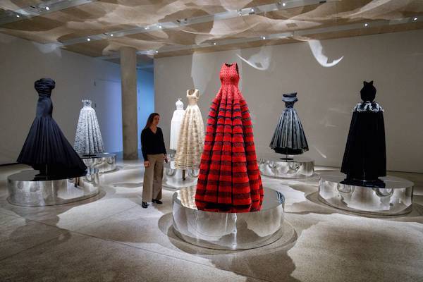 Des robes du créateur d'origine tunisienne Azzedine Alaia, de la collection «Exploring Volume 2017», en prévision d'une exposition du travail du créateur, intitulée «Azzedine Alaia: The Couturier» au London Design Museum à Londres le 9 mai 2018. (Tolga Akmen / AFP)
