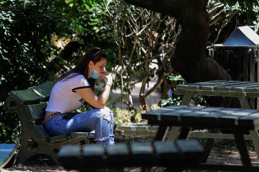 Une étudiante à l'ombre des arbres à l'Université américaine de Beyrouth, le 1er juin 2020. (Joseph Eid/AFP)