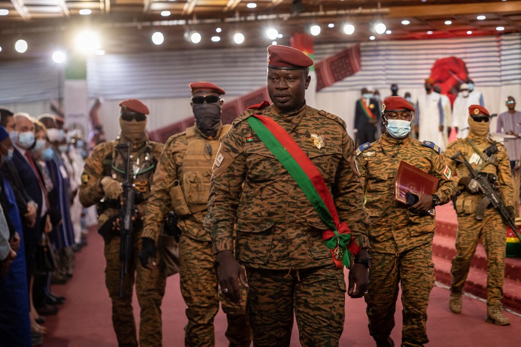 L'homme fort du Burkina rend hommage à l'armée sur le lieu d'une attaque djihadiste