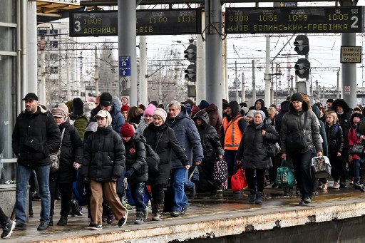 Files d’évacuation à la gare de Kiev le 5 mars 2022. (Génia Savilov/ AFP)