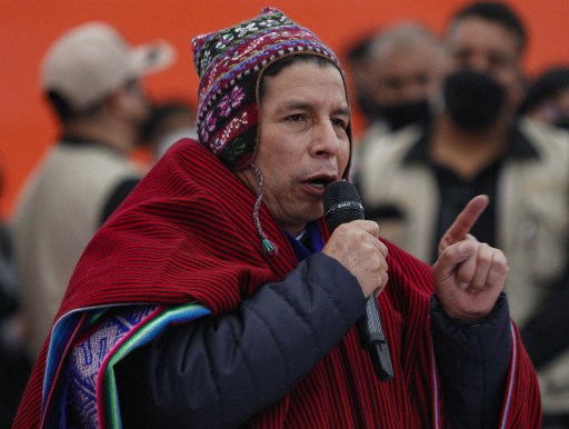 Pérou: le président rentre précipitamment d'Equateur pour éviter une destitution