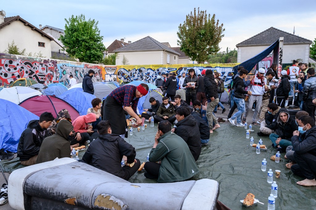 Evacuation d'un campement de jeunes migrants à Paris