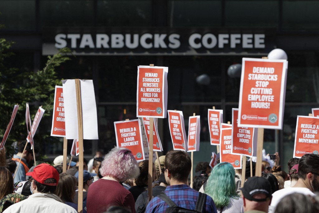 Starbucks annonce des mesures pour ses employés en plein mouvement de syndicalisation