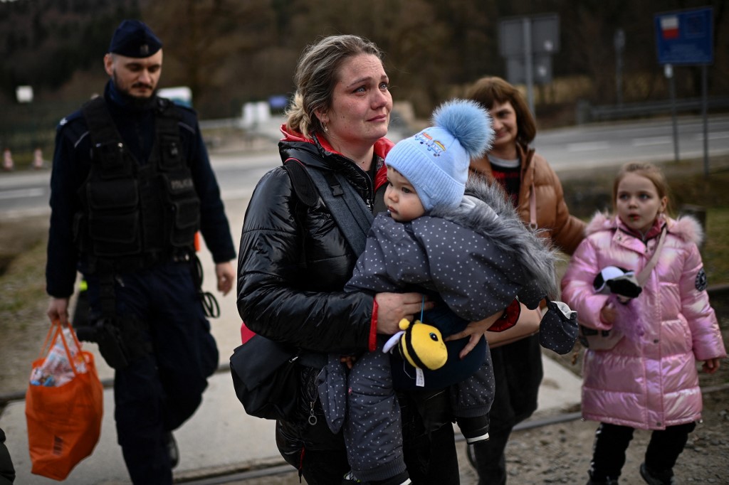 Marioupol: les autorités ukrainiennes espèrent la poursuite des évacuations