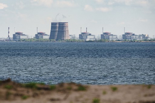 Une vue générale montre la centrale nucléaire de Zaporizhzhia, située dans la zone sous contrôle russe d'Enerhodar, vue de Nikopol le 27 avril 2022. (Ed Jones/AFP)