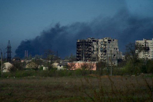 De la fumée s'élève du terrain de l'usine sidérurgique d'Azovstal dans la ville de Marioupol le 29 avril 2022, au milieu de l'action militaire russe en cours en Ukraine. (Andreï Boroduline/AFP)