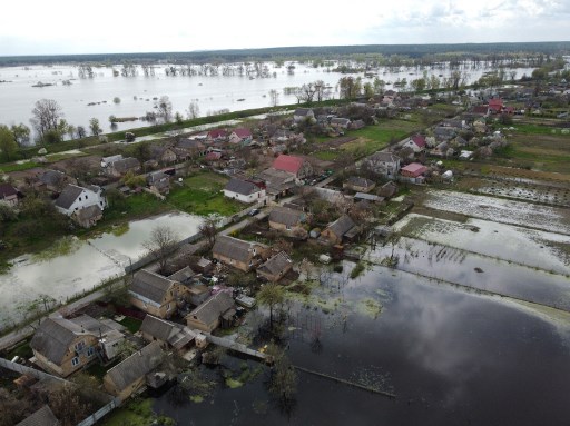 Maisons entourées par les eaux de crue dans la petite ville ukrainienne de Demydiv le 30 avril 2022. (Nicolas Garcia/AFP)