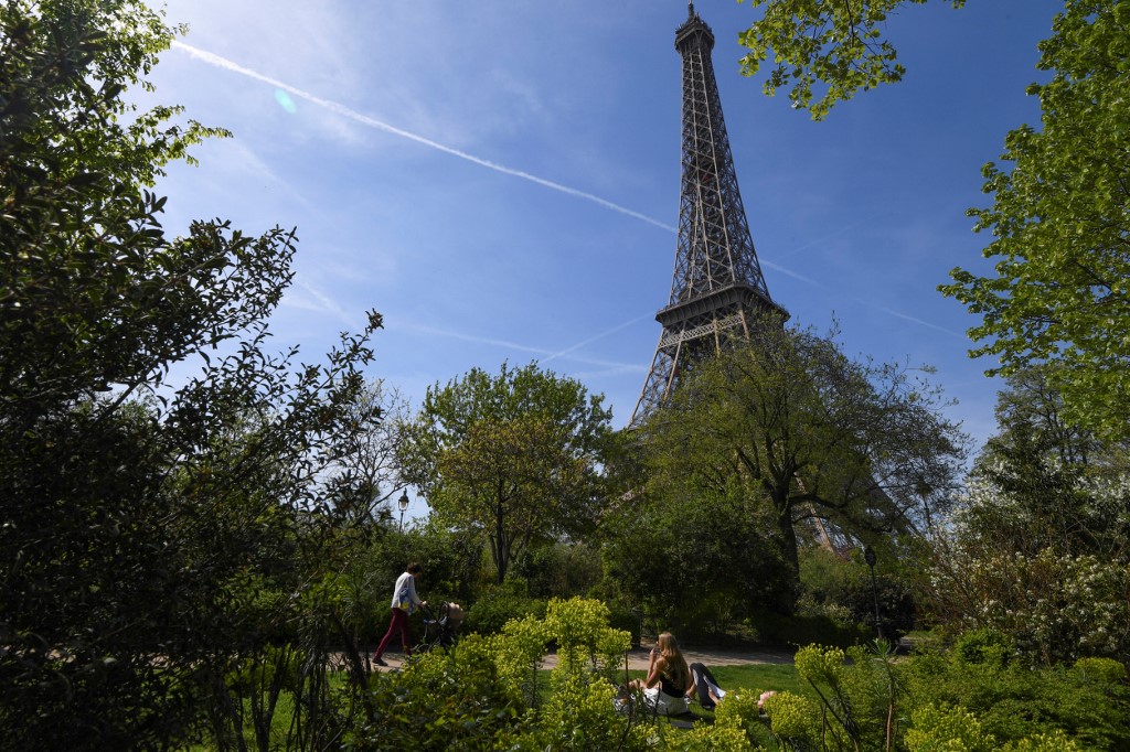 L'abattage prévu d'arbres au pied de la Tour Eiffel suscite la polémique
