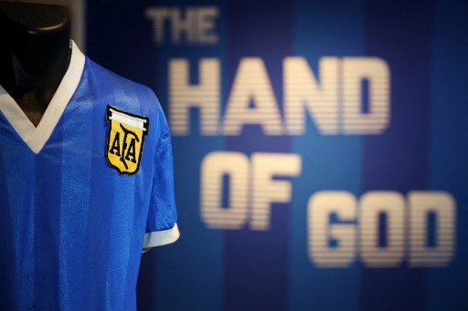 Un maillot de Maradona vendu aux enchères plus de 9 millions de dollars, record pulvérisé