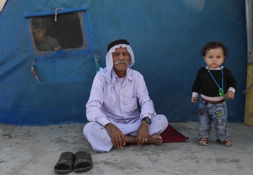 Des réfugiés Yézidis devant de leur tente au camp de Chamishko pour personnes déplacées à l'intérieur du pays (PDI) dans la ville de Zakho, dans le nord de la région kurde autonome d'Irak, le 5 mai 2022. (Safin Hamed /AFP)
