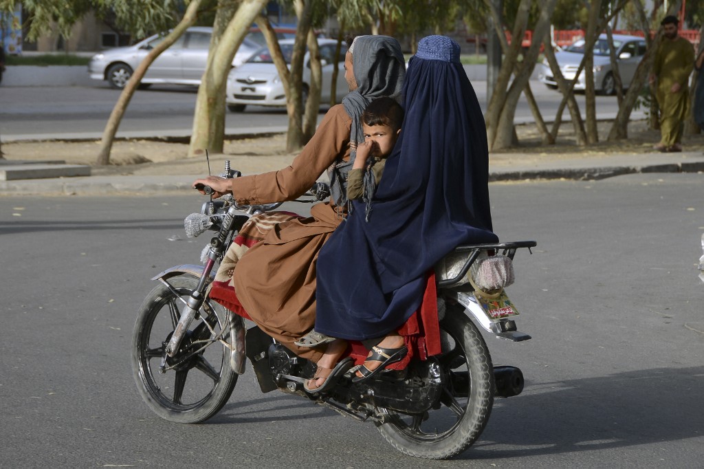 Afghanistan: une dizaine de femmes manifestent à Kaboul contre le voile intégral
