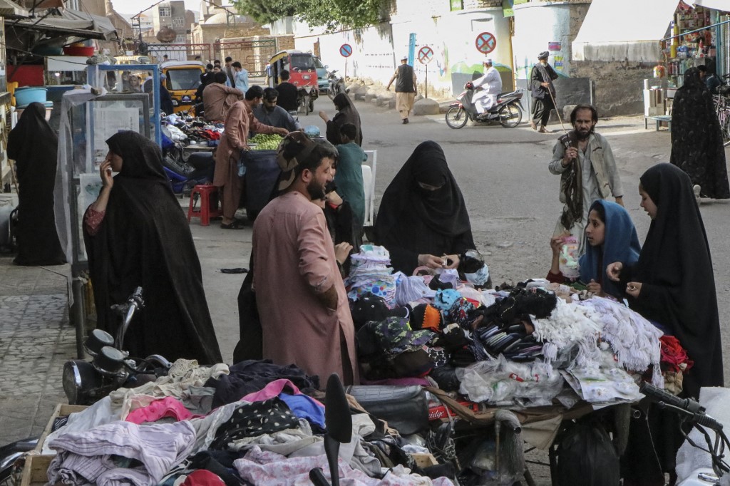 Afghanistan: A Hérat, les hommes et femmes peuvent à nouveau manger ensemble au restaurant