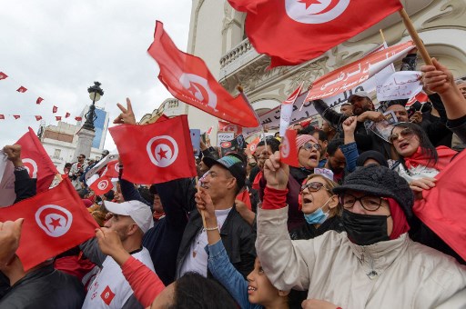Des centaines de Tunisiens manifestent en soutien au président Saied