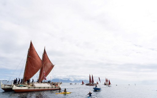 Une pirogue traditionnelle à voile relie Hawaï à Tahiti grâce aux étoiles