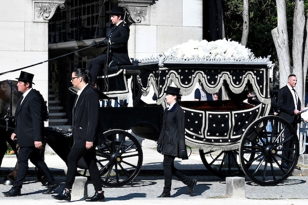 La cérémonie a débuté peu avant 11H00 au crématorium du cimetière du Père-Lachaise, salle de la Coupole (AFP)