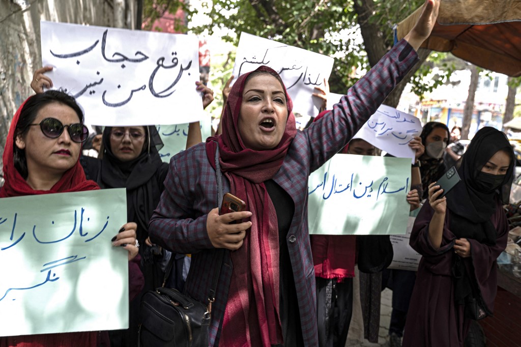 Afghanistan: une vingtaine de femmes manifestent à Kaboul pour leurs droits