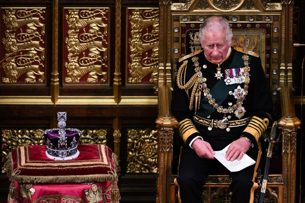 Le prince Charles solennel et appliqué pour son premier discours du trône