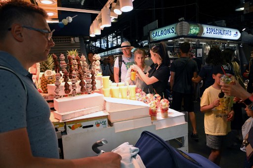 Les visiteurs se retrouvent une fois de plus dans les rues étroites de l'étroit quartier gothique de Barcelone alors que les voyages mondiaux rebondissent après la pandémie, ravivant les inquiétudes concernant le tourisme de masse en Espagne ville portuaire. (Lluis Gène/AFP)