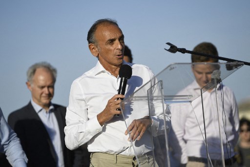 Pour Zemmour, des femmes voilées pourraient présenter les infos dans 30 ans en France
