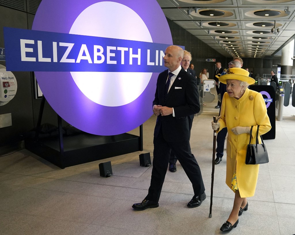 La reine Elizabeth II visite la gare de Paddington à Londres le 17 mai 2022, pour marquer l'achèvement du projet Crossrail de Londres, avant l'ouverture du nouveau service ferroviaire « Elizabeth Line » la semaine prochaine. (AFP)