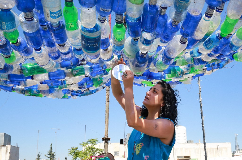 A Amman, une artiste recycle du plastique pour sensibiliser sur l'environnement