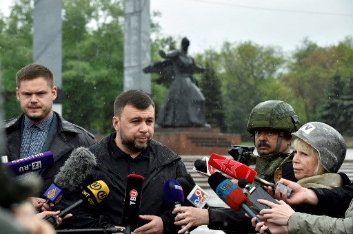 Denis Pushilin (au centre), chef des séparatistes de la République populaire autoproclamée de Donetsk (DNR), s'adresse aux médias dans la ville portuaire ukrainienne de Mariupol le 18 mai 2022, au milieu de l'action militaire russe en cours en Ukraine. (Olga Maltseva / AFP)