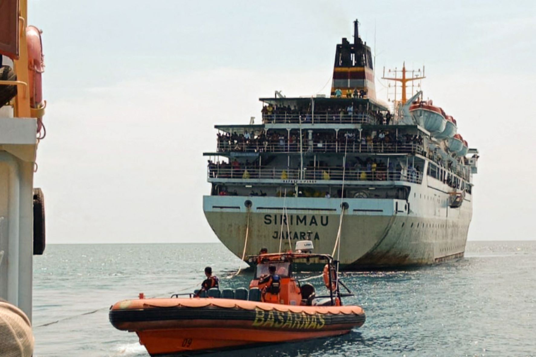 Indonésie: le ferry qui s'était échoué avec 800 personnes à bord, remis à flot