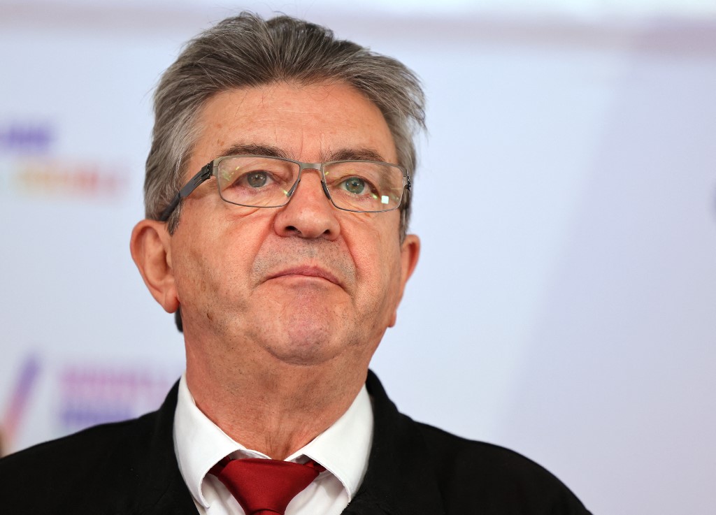 Le leader des insoumis Jean-Luc Mélenchon a fustigé vendredi un nouveau gouvernement "sans audace", à l'exception de la nomination du nouveau ministre de l'Education Pap Ndiaye (AFP)