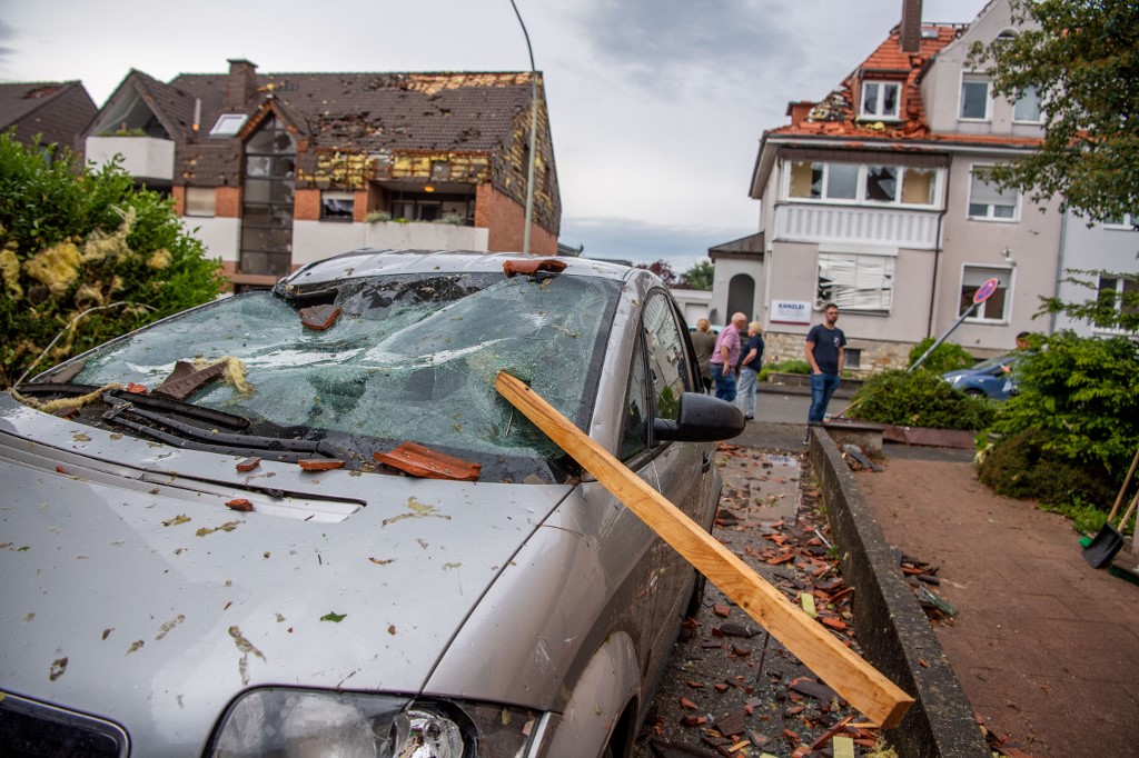 Une latte de toit est coincée dans le pare-brise d'une voiture garée à Paderborn, dans l'ouest de l'Allemagne, le 20 mai 2022, après qu'une tempête a causé des dégâts importants.(AFP)